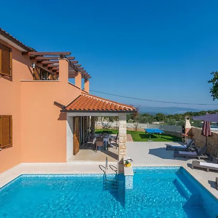 Vakantiehuis Lovely In With Private Swimming Pool, Be Inside Or Outside Kavran