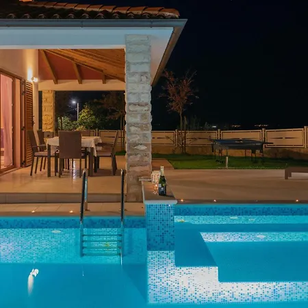 Lovely In With Private Swimming Pool, Be Inside Or Outside