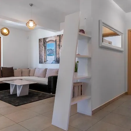 Lovely In With Private Swimming Pool, Be Inside Or Outside Kavran