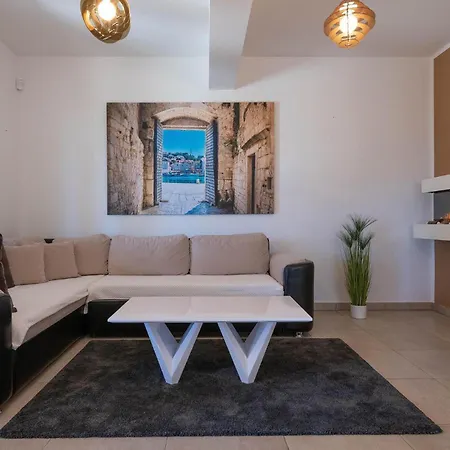 Lovely In With Private Swimming Pool, Be Inside Or Outside Vakantiehuis Kavran