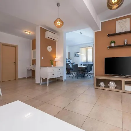 Vakantiehuis Lovely In With Private Swimming Pool, Be Inside Or Outside