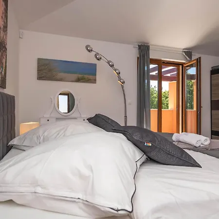 Lovely In With Private Swimming Pool, Be Inside Or Outside *