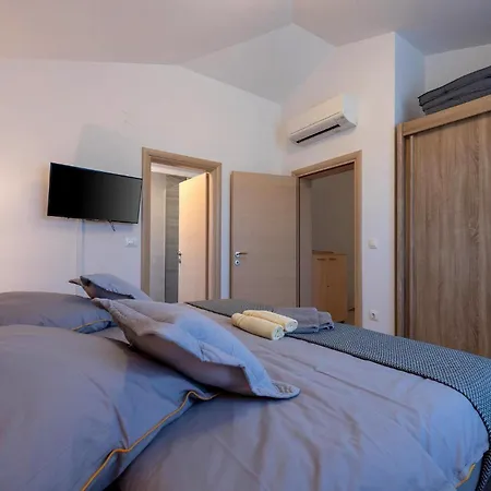 Lovely In With Private Swimming Pool, Be Inside Or Outside Vakantiehuis