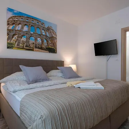 Lovely In With Private Swimming Pool, Be Inside Or Outside Vakantiehuis