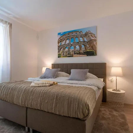 Lovely In With Private Swimming Pool, Be Inside Or Outside Vakantiehuis